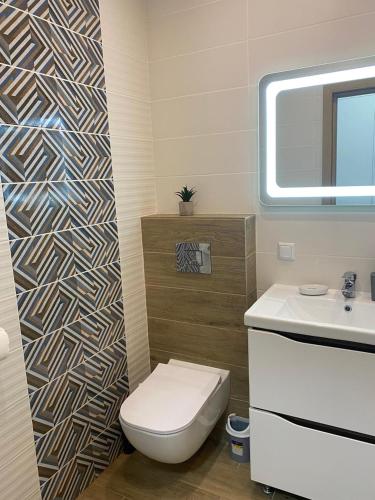 a bathroom with a toilet and a sink at Апартаменты NEO в жк Империал in Truskavets