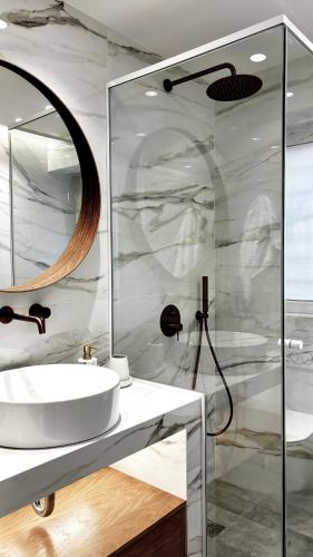 The White Marble - Spacious, 4BR, 2BA in Paleo Faliro