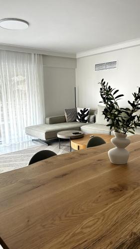 The White Marble - Spacious, 4BR, 2BA in Paleo Faliro