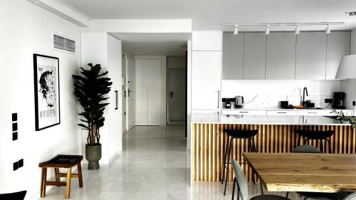 The White Marble - Spacious, 4BR, 2BA in Paleo Faliro