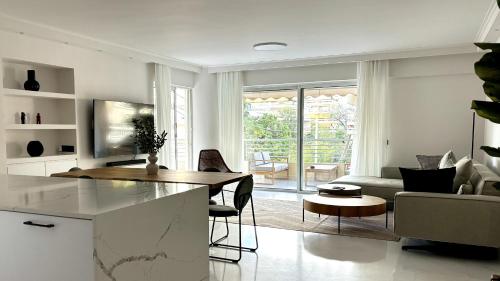 The White Marble - Spacious, 4BR, 2BA in Paleo Faliro