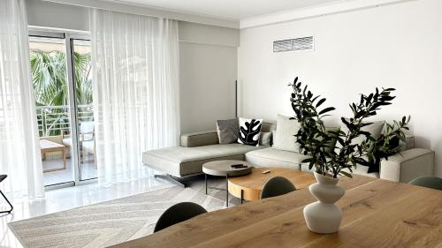 The White Marble - Spacious, 4BR, 2BA in Paleo Faliro