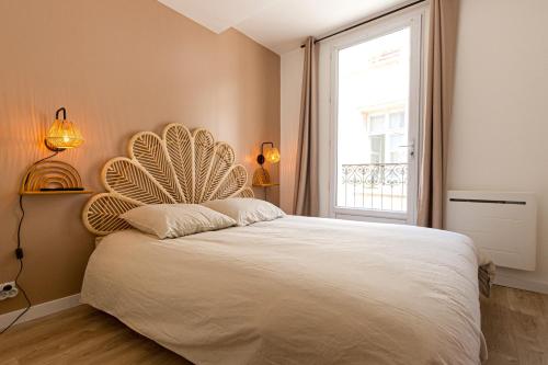 une chambre avec un grand lit avec une grande fenêtre dans l'établissement Très jolie deux chambres Neuf Climatisé - Centre ville historique, à Montpellier