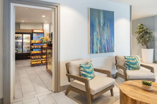 a waiting room with two chairs and a table at Courtyard by Marriott Nassau Downtown/Junkanoo Beach in Nassau