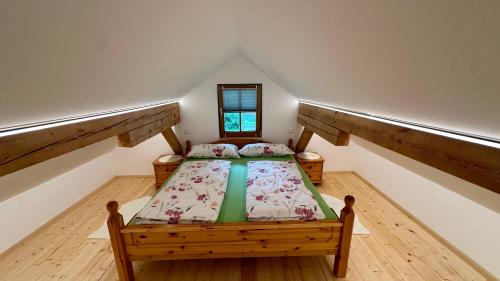 Postel nebo postele na pokoji v ubytování Seppenbauernhütte in Bad Ischl im Salzkammergut