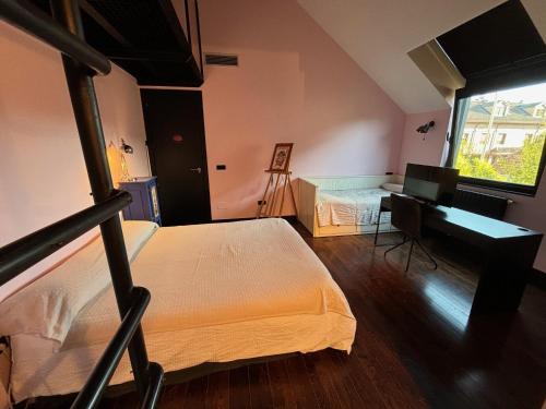 a bedroom with a bed and a desk and a piano at Estupenda casa compartida de arquitecto! in Madrid
