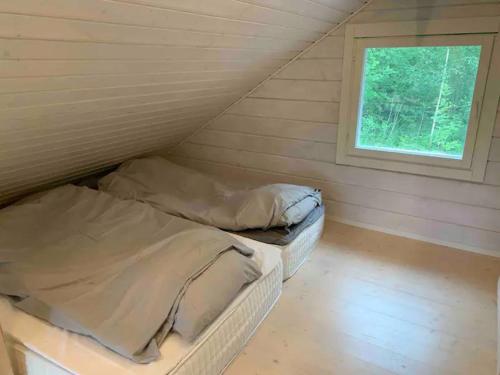LohjaにあるVilla Mustikkamaaの窓のある部屋にベッドが2つある