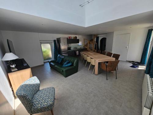 un salon avec une table et une salle à manger dans l'établissement Longère PMR familiale Confort, à Saint-Thuriau