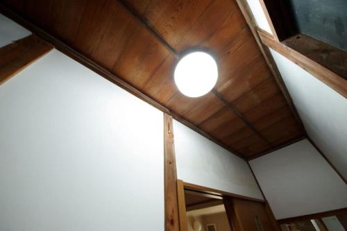 a room with a wooden ceiling with a light on it at Remote Retreat Shikawa リモートリモート志川 in Saijo