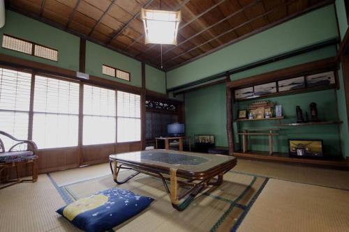 a living room with a coffee table and a couch at Remote Retreat Shikawa リモートリモート志川 in Saijo