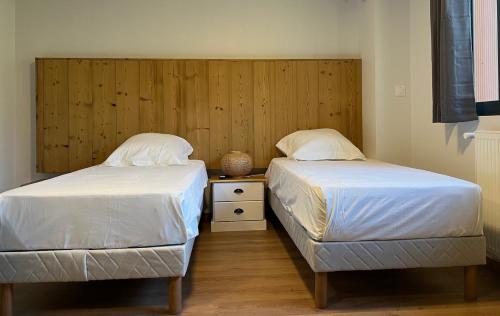 two beds sitting next to each other in a bedroom at Les Cimes du Mont Royal in Montréjeau