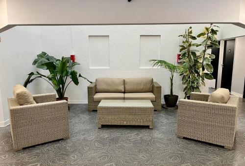 a living room with two chairs and a couch at Les Cimes du Mont Royal in Montréjeau