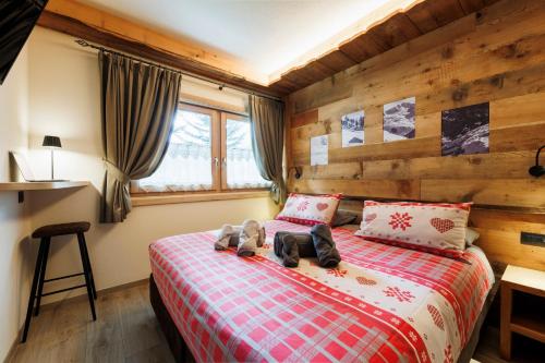 sypialnia z łóżkiem z dwoma butami w obiekcie AG Apartments Livigno centro w Livigno