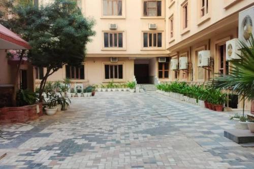 范兰德凡Divine AC studio in Ananda Krishna Van 2 mins from ISKCON的一座树木和植物的建筑的空旷庭院
