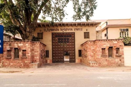 范兰德凡Divine AC studio in Ananda Krishna Van 2 mins from ISKCON的一座旧砖砌的建筑,上面有标志