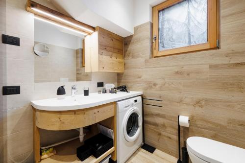 łazienka z umywalką i pralką w obiekcie AG Apartments Livigno centro w Livigno