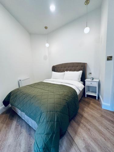 Postel nebo postele na pokoji v ubytování Royal Chambers Serviced Apartments