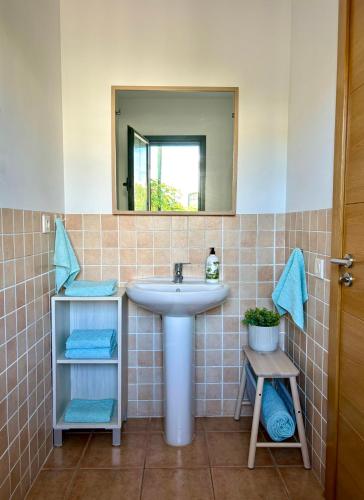 a bathroom with a sink and a mirror at Casa Pepe Las Candelarias in Agaete