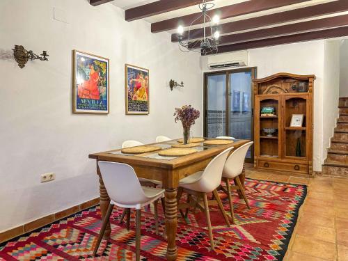 Un comedor con una mesa de madera y sillas blancas. en Casa Moll. Tradición y bonitas vistas de Alicante, en Alicante