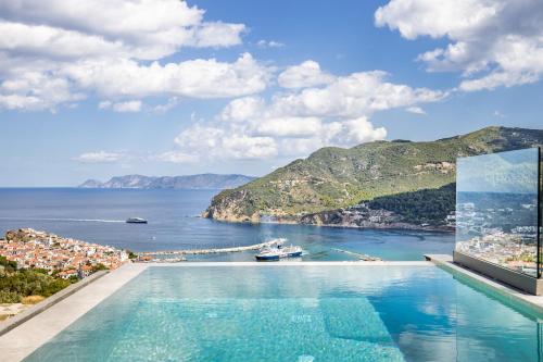 una piscina con vista sull'oceano di Jonina Resort a Skopelos Town