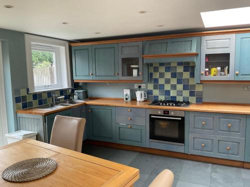 Η κουζίνα ή μικρή κουζίνα στο Cosy three bedroom Hither Green Victorian House