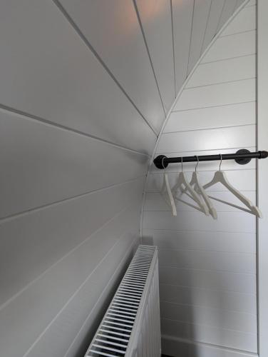 a white room with a bench in the ceiling at BluePigeons Pods Roag Dunvegan in Lonmore
