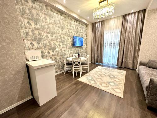 ein Wohnzimmer mit Sofa und Tisch in der Unterkunft White city apartment in Baku