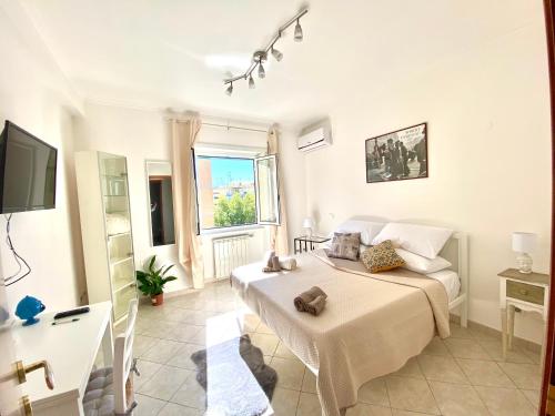 una camera da letto con un letto e una televisione di Ophele House Rome a Roma