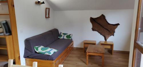 un salon avec un canapé et une table dans l'établissement Studio calme pour 4 ou 6 personnes, skis aux pieds, aux Menuires