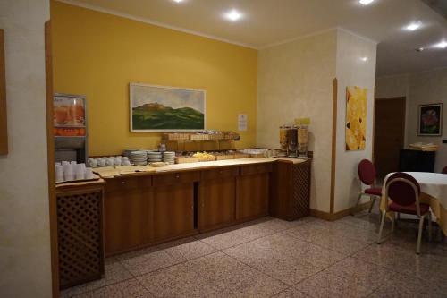 una cucina con bancone e tavolo con sedie di Hotel Europa a Palermo