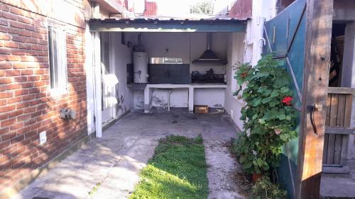an empty garage with a kitchen in a brick building at LO DE CHUCHO in Don Torcuato