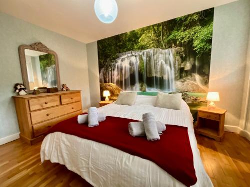 une chambre avec une fresque murale en forme de cascade sur le mur dans l'établissement La Tour du Lac, gîte bel & spacieux à côté du lac de Gerardmer, à Gérardmer