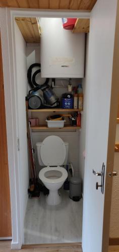 une salle de bain avec toilettes dans une petite pièce dans l'établissement Studio calme pour 4 ou 6 personnes, skis aux pieds, aux Menuires