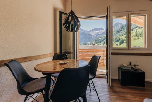 Chuenislodge3 neu&stilvoll, 2Balkone, echtes Bijou mit top-Aussicht