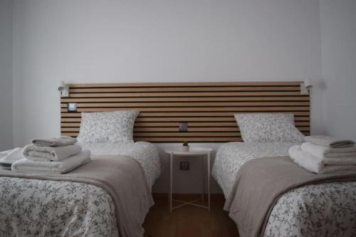 two beds sitting next to each other in a room at Inmejorable Apartamento cerca Estación Delicias con GARAJE in Zaragoza