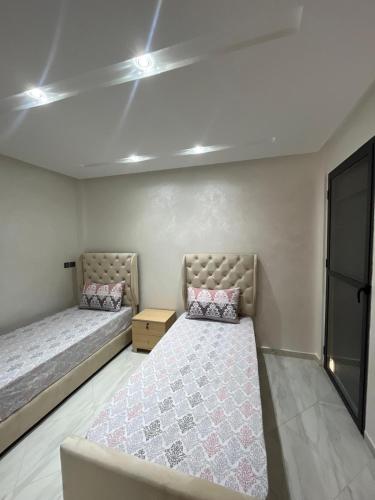 a bedroom with two beds in a room at Mini Villa 2 Al hoceima in Al Hoceïma