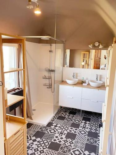 une salle de bain avec deux lavabos et une douche dans l'établissement La Normandière - Maison de ville - Cosy - 6 pers, à Carantec