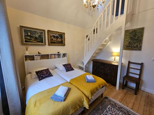 une chambre avec un lit avec deux serviettes dessus dans l'établissement La Normandière - Maison de ville - Cosy - 6 pers, à Carantec