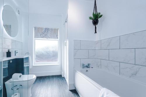 Bilik mandi di Oxford House by YourStays - 3 Bedroom House in Newcastle-under-Lyme