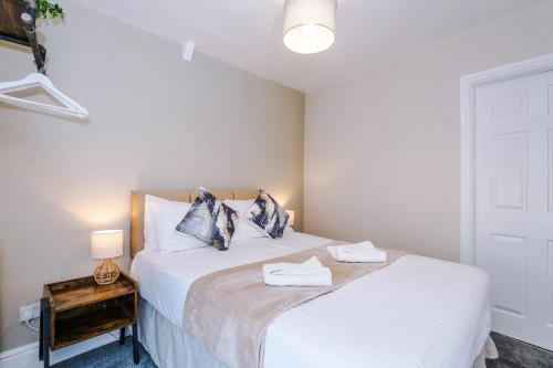 Katil atau katil-katil dalam bilik di Oxford House by YourStays - 3 Bedroom House in Newcastle-under-Lyme