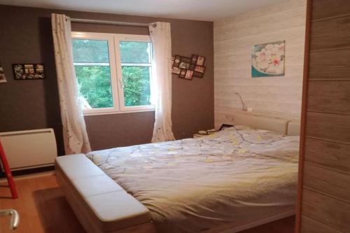 un lit dans une chambre avec une fenêtre dans l'établissement Maison de campagne avec piscine proche Carcassonne, à Raissac-sur-Lampy