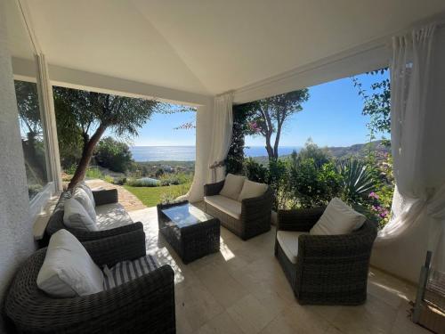 Villa with private pool, amazing sea panorama and private gardenにあるシーティングエリア
