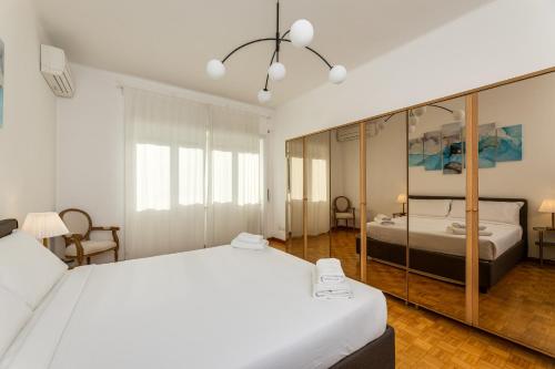 Postel nebo postele na pokoji v ubytování Presidential Vatican Palace II