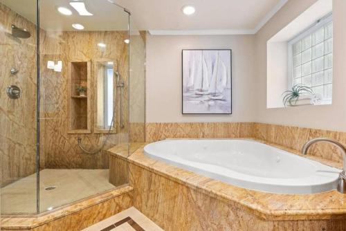 Un baño grande con bañera y ducha. en Belmont Lock, en Belmont