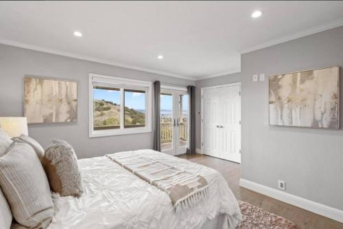 Un dormitorio blanco con una cama y una ventana. en Belmont Lock, en Belmont