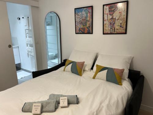 une chambre avec un lit avec deux oreillers dessus dans l'établissement Oberkampf by Melvane 21, à Paris