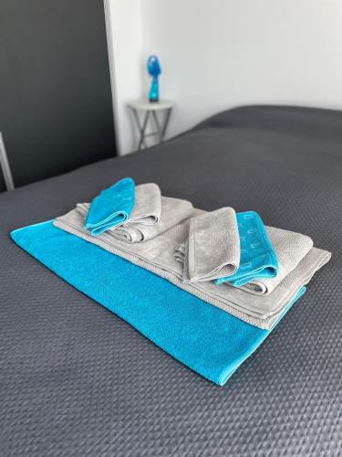 une paire de serviettes assises au-dessus d'un lit dans l'établissement T3 cosy tout confort, à Collioure