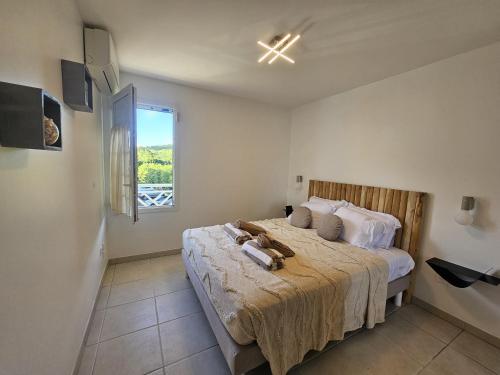 Postel nebo postele na pokoji v ubytování L'Oasis de Désert Ste Luce à 200m de la plage avec parking privé