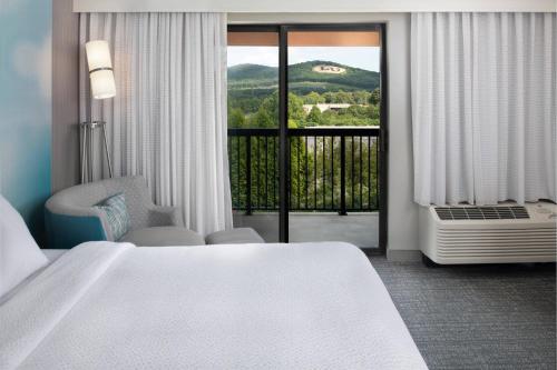 Ένα ή περισσότερα κρεβάτια σε δωμάτιο στο Courtyard by Marriott Lynchburg