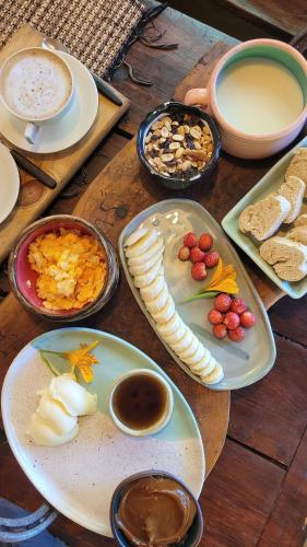 Villa MascardiLas Carpitas的一张木桌，上面摆放着食物盘子